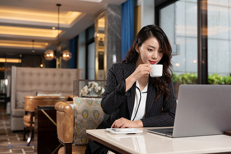 咖啡厅电脑职场女性坐在咖啡厅办公背景