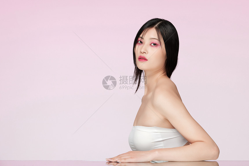 女性彩色面部美妆图片