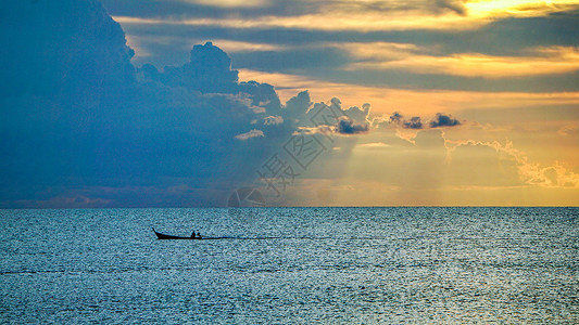 泰国皮皮岛出海观日落高清图片