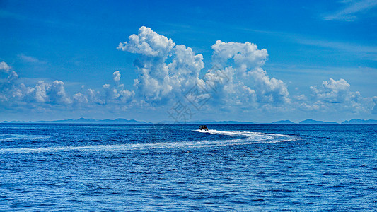 海岛壁纸快艇在海面上行驶背景