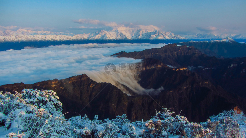 四川牛背山雪山云海图片