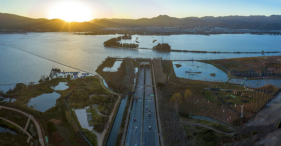 全景航拍昆明草海隧道口滇池日落风光背景