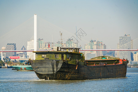 江上船舶上海黄浦江上的运输货轮背景