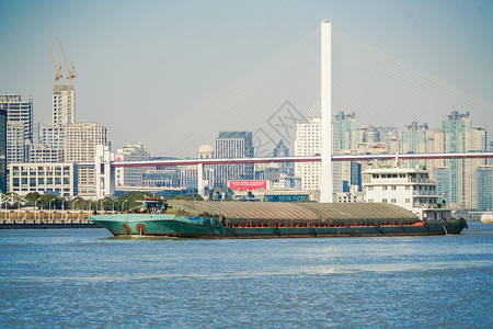 上海黄浦江上的运输货轮背景
