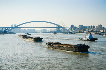 上海黄浦江上的运输货轮高清图片