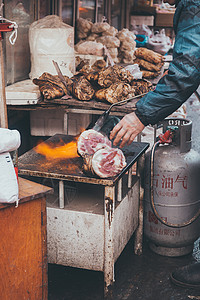 东北民俗烤猪毛高清图片