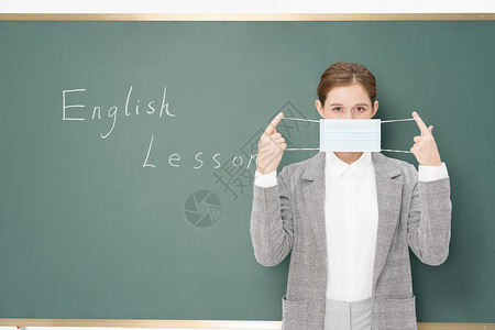 线下培训英语外教带着口罩授课背景