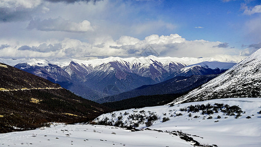 念青唐古拉西藏川藏高原上的雪山背景