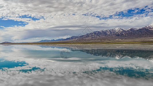 青海青藏线上大柴旦的湖泊倒影图片