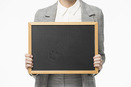 女性举着小黑板特写图片