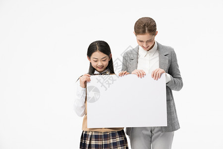 寒假培训班海报外教与小女孩两人一起提着白板背景