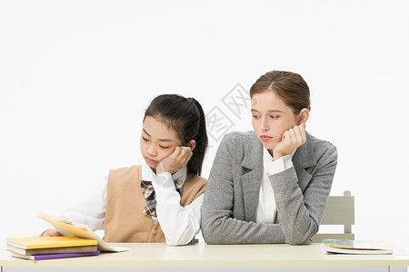 陷入难题的学生和外教老师背景