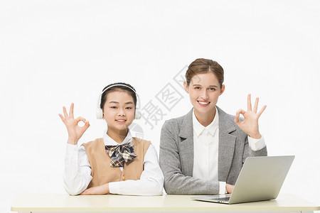 上网女孩陪伴学生上网课的外教背景