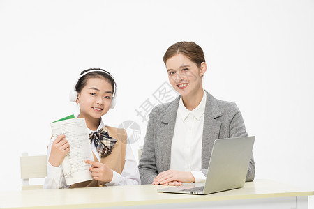 女孩上辅导班陪伴学生上网课的外教背景