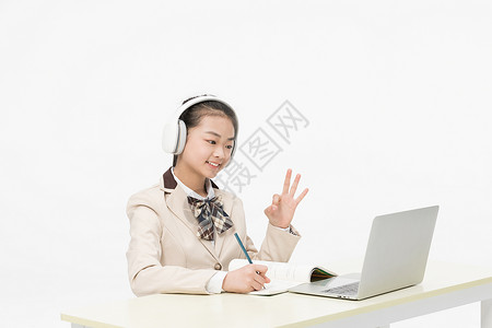 语言课女孩小学生通过笔记本电脑上网课背景