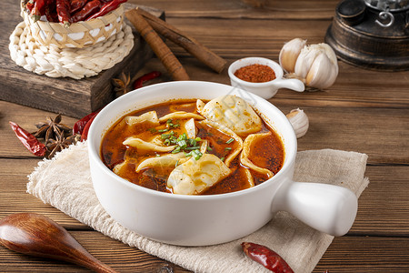 碗里的红汤饺子高清图片