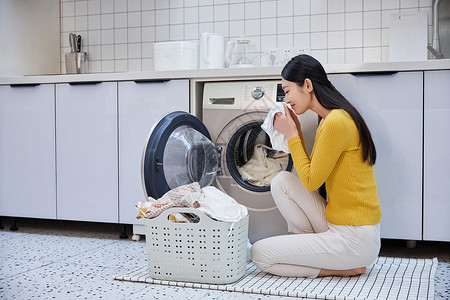 脏纸做家务的女性整理清洗脏衣物背景