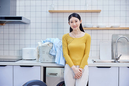 家庭主妇居家整理脏衣篮洗衣服图片