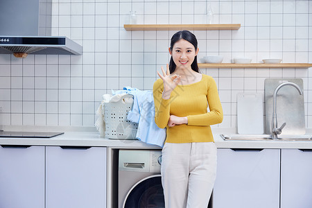 家庭主妇居家整理脏衣篮洗衣服图片