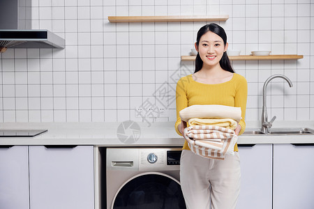 家庭主妇做家务抱着脏衣服图片