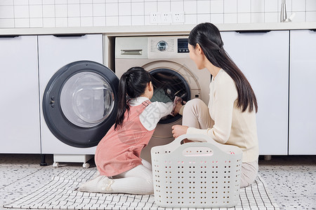 把自己放进情书母女把衣物放进洗衣机清洗背景