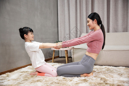 练瑜伽女孩母女居家卧室里练瑜伽背景