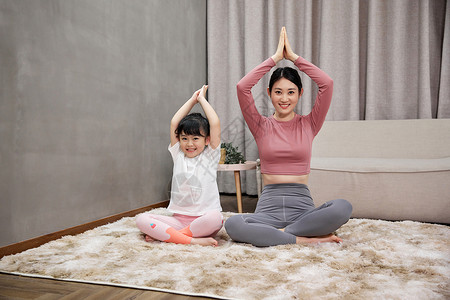 练瑜伽女孩母女居家卧室里练瑜伽背景