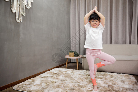 小女孩居家卧室里练瑜伽高清图片