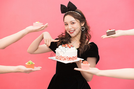 放任年轻时尚女性吃蛋糕甜点背景