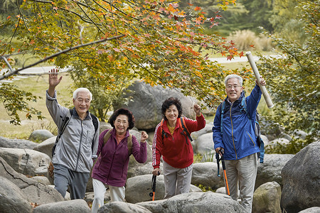 秋冬老年人一起爬山打招呼旅行团高清图片素材