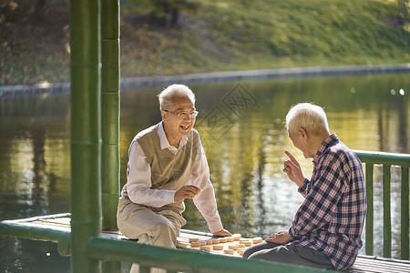 老年人公园里下象棋图片