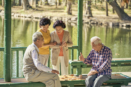 老年人公园下象棋高清图片