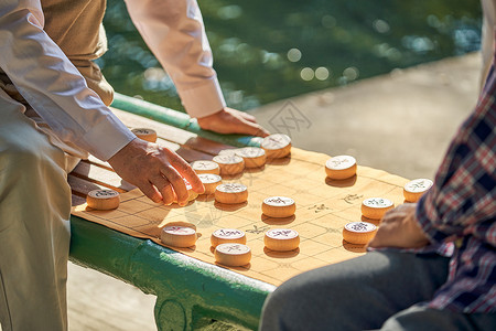 爷爷下棋老年人公园下象棋特写背景