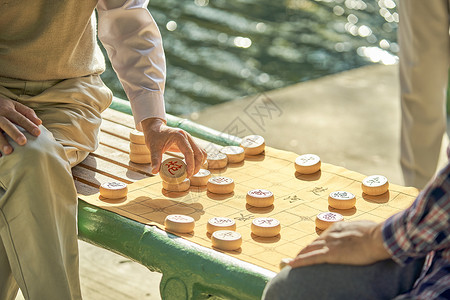 老年人公园下象棋特写背景图片