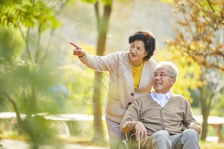 康复运动老年夫妇相伴公园散步背景