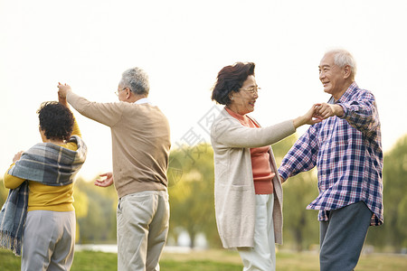 老年人公园跳广场舞图片