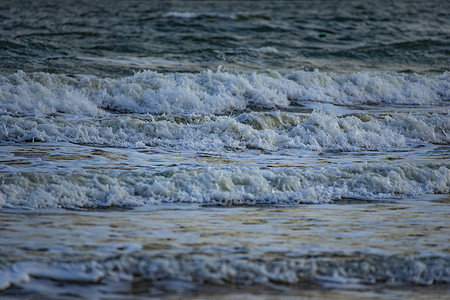 大海海面和海浪图片