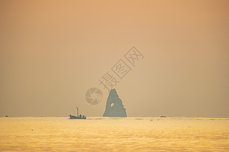 积极的蓝色海上日出太阳与海蚀柱背景