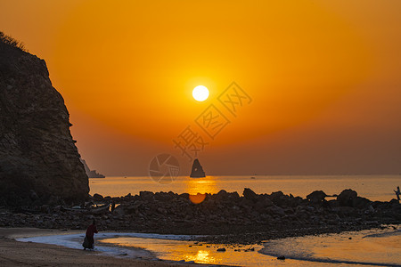 海上日出太阳与海蚀柱图片