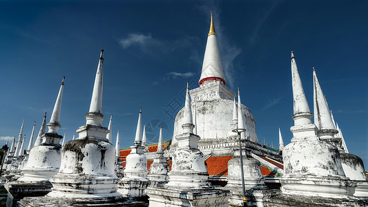 泰国南部洛坤府佛教白塔群高清图片