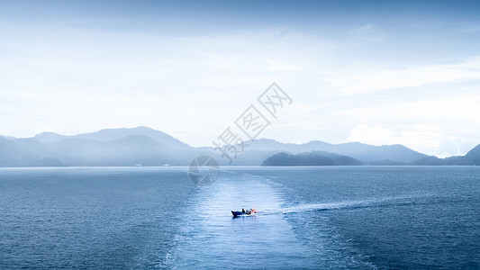 阴沉的泰国阴天下的大海背景