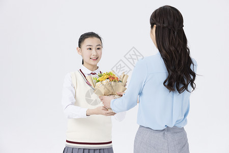 教师节女同学送礼物给老师图片