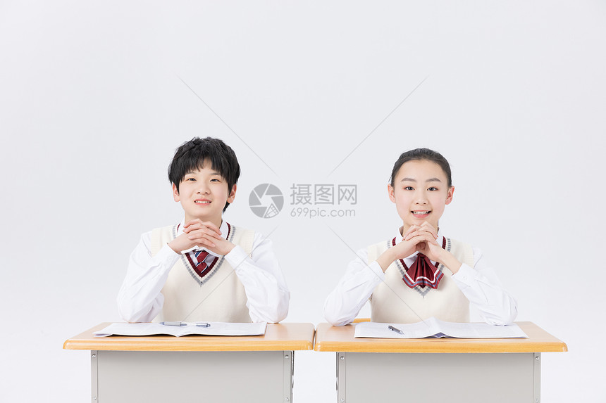 教室学习写作业的中学生图片