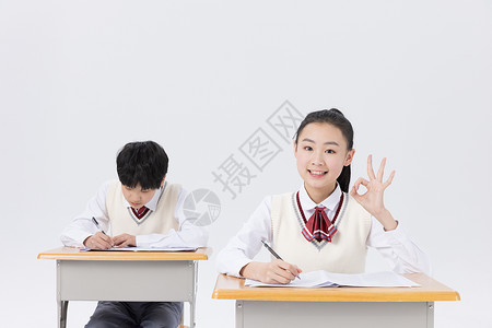 教室学习写作业的中学生ok手势图片