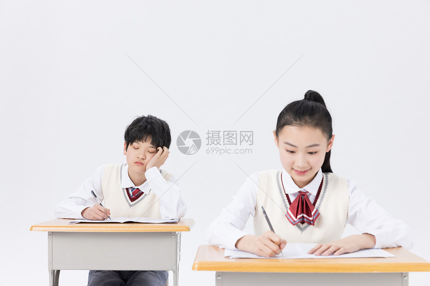 教室学习困恼的中学生图片