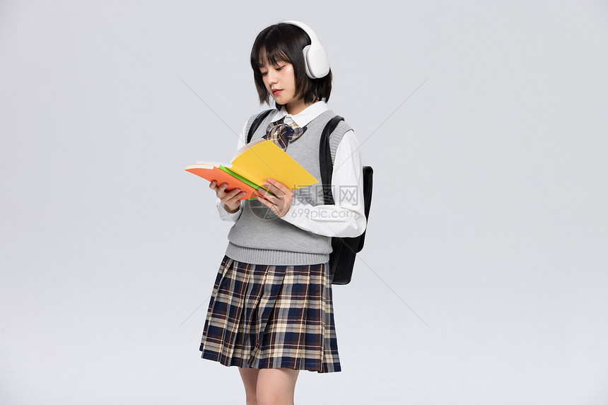 听音乐阅读书本的日系女大学生图片