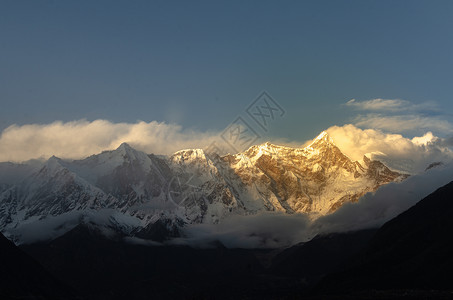 西藏南迦巴瓦峰日落金山图片