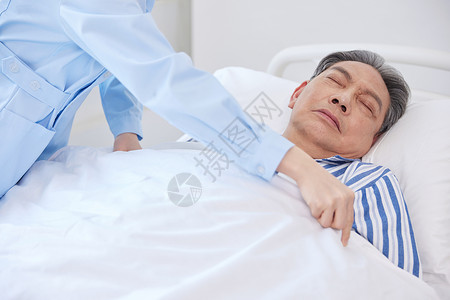 病床上的人护士照顾病床上睡觉的老人背景
