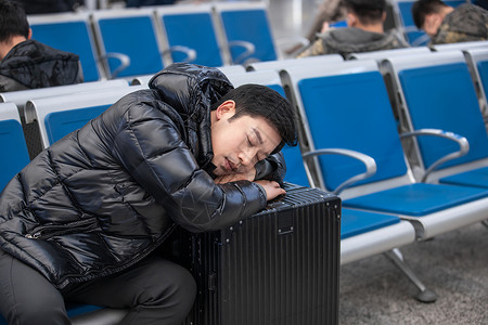 在候车厅睡着的男性图片