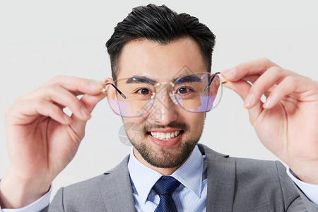 活跃的职场男性手拿眼镜高清图片